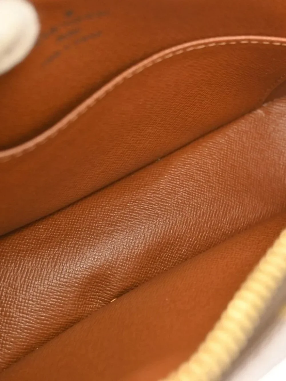 Louis Vuitton 	no minor